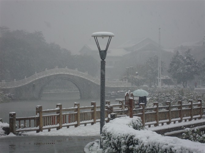 這是09年濟(jì)寧的第一長(zhǎng)雪，那天休息獨(dú)自在公園觀景拍下得，歡迎來轉(zhuǎn)