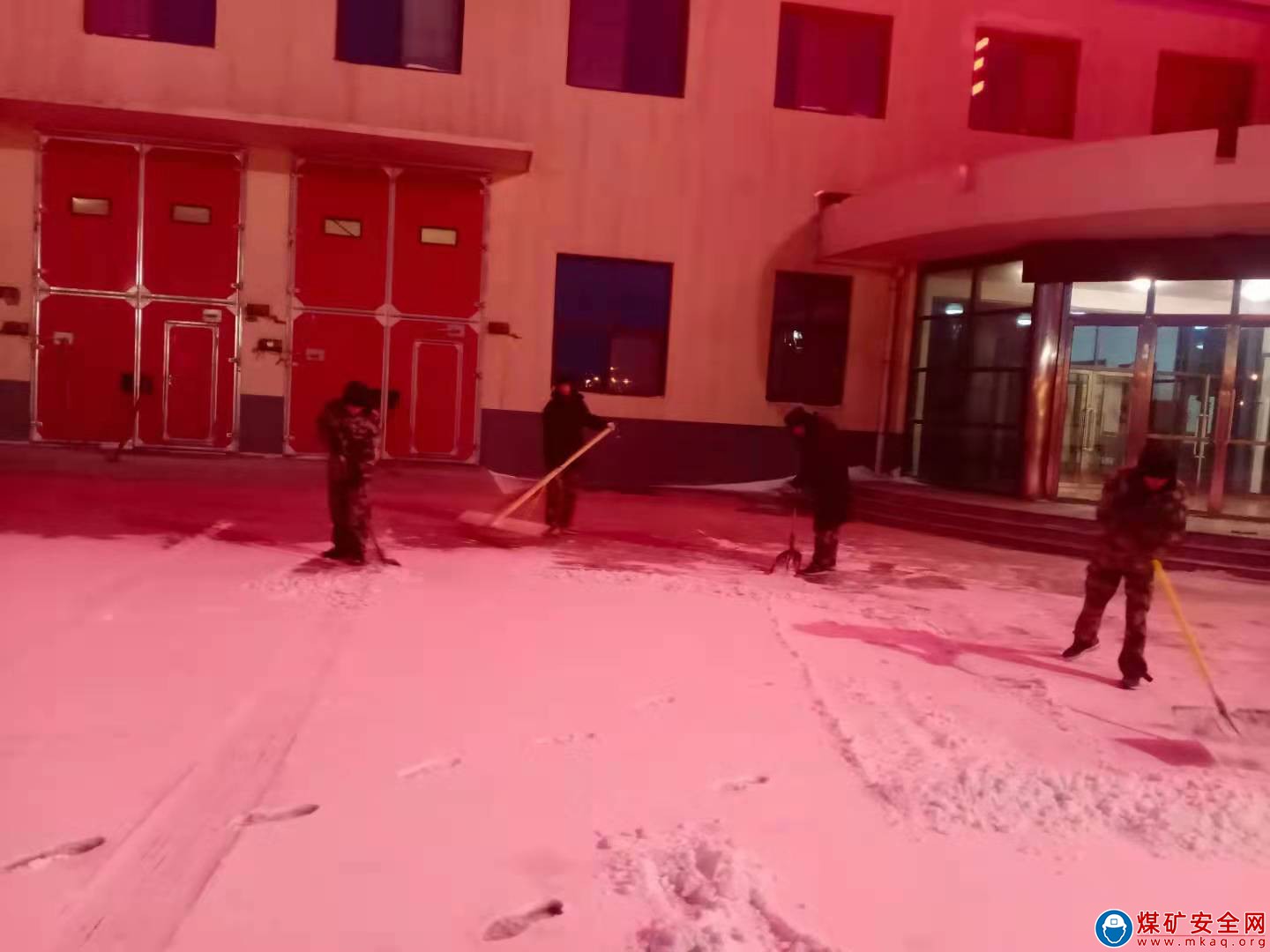 蒲白救護消防大隊袁大灘煤礦中隊：以雪為令齊上陣 全力清雪保暢通