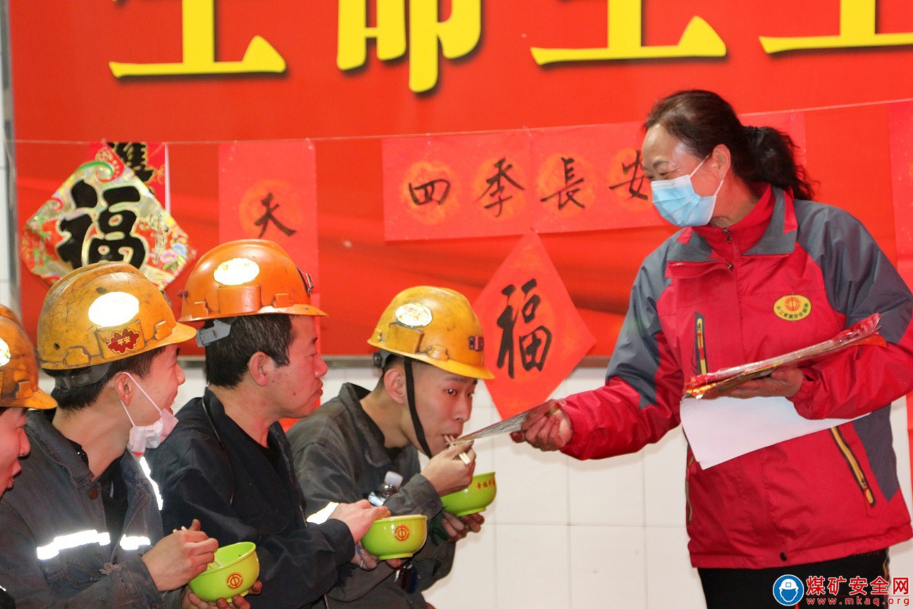 一份情一份愛 一碗粥暖人心——晉能控股煤業(yè)集團(tuán)燕子山礦開展“臘八暖心送祝福、踔厲奮發(fā)譜新篇”井口慰問活動(dòng)