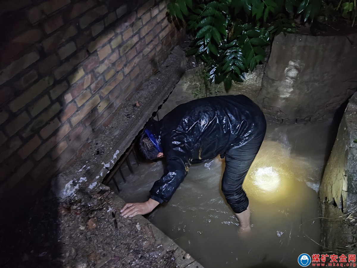 蒲白中心社區(qū)：致敬！雨夜堅(jiān)守的身影