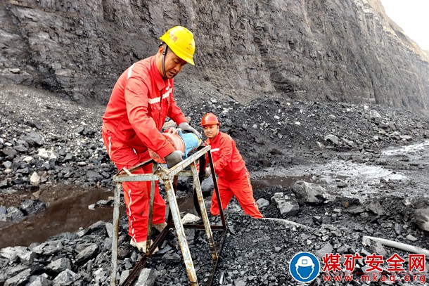 準能黑岱溝礦雨后特巡提升供配電系統(tǒng)穩(wěn)定性