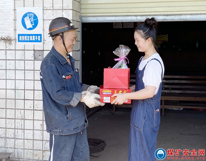 川煤集團(tuán)華榮能源龍灘公司開展“夏日送清涼 感親恩 揚美德”慰問活動