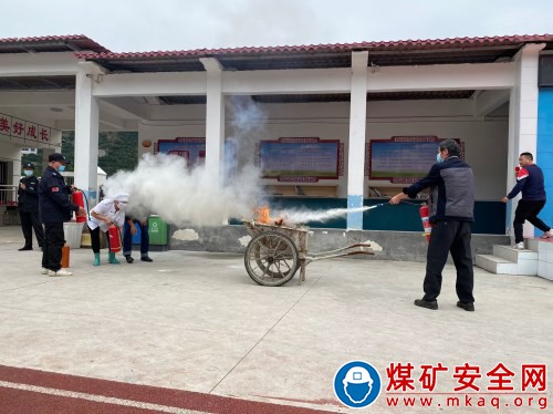 秭歸縣郭家壩鎮(zhèn)平睦河小學(xué)開展消防安全疏散演練