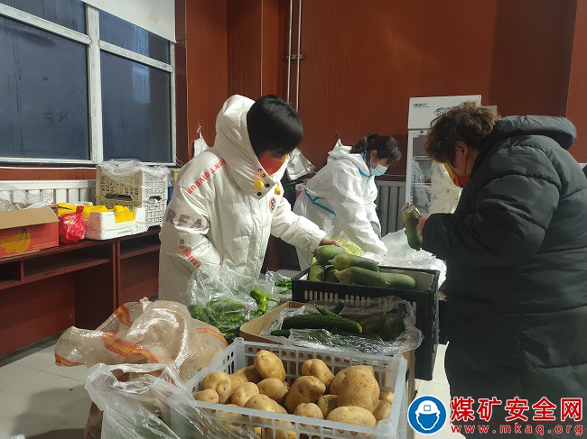 情系職工冷暖 增設(shè)臨時生活物資采購點 色連二礦為職工辦實事新舉措