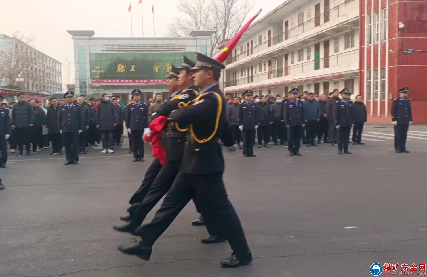 玉兔興盛世  祥龍迎新春        －－焦煤公司九里山礦舉行元旦升國旗活動(dòng)