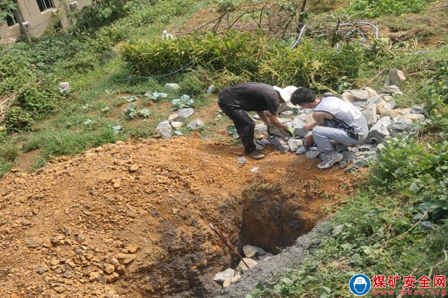 魯班山北礦澆灌供電線路基坑鑄安全堡壘