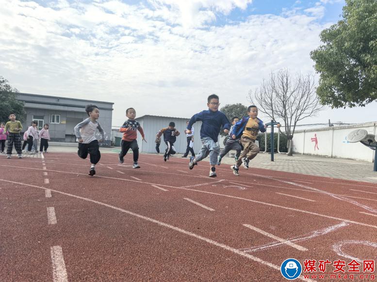 安徽廬江：郭河鎮(zhèn)福元小學(xué)舉行秋季趣味運(yùn)動(dòng)會(huì)